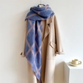 Écharpe épaisse en tricot à carreaux bleu et rose avec de longues franges sur manteau - 250x42cm / Bleu Rose