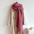 Detail of pink and brown plaid thick scarf with fringes on a beige coat display - 250x42cm / Rose Pink