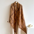 Gros plan d'une écharpe en tricot à carreaux avec franges et manteau d'hiver beige - 250x42cm / Couleur caramel