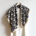 Elegante foulard in seta 90cm con stampa geometrica bianca e nera e bordo in raso champagne - Khaki Nero (FN150-1)