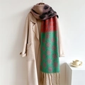 Écharpe d'hiver rétro à pois multicolores avec franges, portée sur un manteau en cachemire - Orange-Vert (WT109-4)