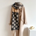 Écharpe chaude épaisse effet laine à gros pois colorés et franges sur manteau beige - Gris-Noir (WT109-1)
