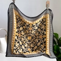 Detalle de pañuelo de seda con motivos barrocos dorados y grecas en un fondo elegante - Negro Oro Barroco (FJ743-4)