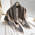 Élégant foulard en sergé de soie avec imprimé géométrique grec sur une chemise blanche - Noir
