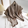 Carré de soie classique à motif géométrique grec marron et blanc sur chemise blanche - Camel