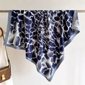 Détail d'une écharpe en soie élégante avec motifs géométriques bleu foncé et blancs - Bleu Marine