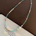 Collar de cuentas de cristal azul con piedras rosas y detalles dorados en una tarjeta - Estilo de Cuentas de Cristal Azul Natural (05-A13)
