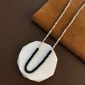 Elegante collana con maglie argentate e perle nere lucide di tendenza chic - Collana di Perline Irregolari a Giunzione Nera e Argento