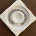 Zilveren gedraaide kabelarmband met gepolijste kraaluiteinden in een minimalistisch C-ontwerp - Titanium Staal Gevlochten Stijl (02-M6)