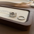Minimalistische zilveren meerlaagse getextureerde ring en gladde band op houten dienblad - Jz-25 Titanium Stalen Ringset (twee Stuks) - Zilver