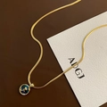 Collier en acier titane doré avec un pendentif rose en nacre d'abalone bleue - Style de Fleur de Rose Ronde (03-C10)