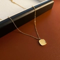 Collana minimalista dorata con ciondolo a piastrina quadrata lettera V per donna - Oro