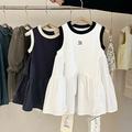 Détail d'une robe sans manches pour fille avec bordure contrastée et ourlet à volants - 80cm / Blanc