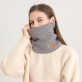 Cache-col en tricot gris pour l'hiver avec texture douce et détail logo en cuir - 24x21cm / Gris clair