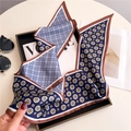 Sciarpa stretta in seta con motivi vintage blu e marroni su un elegante vassoio nero - Blu Marrone Patchwork Vintage Anello Floreale (LE-113)