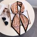 Eleganter Seidenschal mit Leopardenmuster und geometrischem Rand auf einem Magazin - Nude Rosa Leopard-Schwarz Gelber Rand (LE-118)