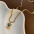 Makroaufnahme der Blumen-Halskette mit irisierender Abalone-Muschel und Kristalldetails - Irisierender Blumen Strass Stil (04-I7)