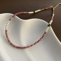 Collar artesanal de cuentas rosas y perlas presentado en bandeja de cerámica - Estilo de Perla Artificial Rosa (03-E15)