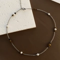 Collar artesanal de ojo de tigre con perlas sintéticas y cierre ajustable plateado - Estilo de Ojo de Tigre en Micro Cuentas Grises (02-A9)