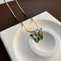 Élégant collier chaîne serpent dorée avec pendentif papillon au dégradé bleu-vert - Collier Papillon Vert-Or