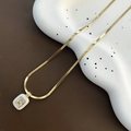 Dettaglio della collana a serpente dorata con pendente rettangolare in smalto bianco - Bianco (Smalto Zirconia)