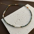 Collar artesanal con piedras naturales verdes y perlas blancas en soporte de piedra - Estilo de Perla Artificial Verde (05-E16)