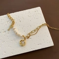 Bracciale con perle barocche, catena dorata e ciondolo a forma di smile con strass - Bracciale con Ciondolo a Forma di Perla e Chiave con Faccina Dorata (02-H5)