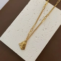 Collana in acciaio al titanio dorato con ciondolo a rilievo e perla decorativa - Collana Triangolare Con Rilievo Ritratto Vintage (05-K14)