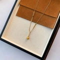 Collana con pendente a sfera dorata opaca in acciaio al titanio per donna elegante - Collana con Sfera Smerigliata Dorata (03-K19)