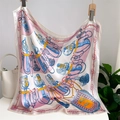 Dettaglio di foulard in seta 70x70cm con elegante stampa di stemmi e spade nobili - 70x70cm / Stampa Equestre Rosa Blu Oro (FJ748-3)