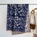 Sciarpa in cashmere blu navy con fiori vintage e frange per un elegante stile invernale - Stile floreale blu navy (WT93-1)