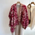Dettaglio di scialle vintage in cashmere a fiori con frange su cappotto di lana bianco - Stile floreale rosso vino profondo (WT93-2)