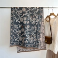 Dettaglio dello scialle jacquard floreale con bordi a frange e morbida trama tipo cashmere - Stile floreale grigio blu (WT93-4)