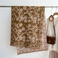 Dettaglio della sciarpa in finto cashmere con motivi a girasole e bordi con frange - Stile floreale cammello profondo (WT93-5)