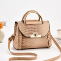 Détail d'un sac à main élégant à motif crocodile avec fermoir doré et accents tressés - Kaki