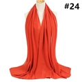 Détail d'un foulard en mousseline rouge orangé montrant la texture légère et le drapé - 174x68cm / Rouge Orangé (TH9-24)