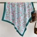 Foulard quadrato in seta da 90 cm celeste con stampa di papaveri rosa e bordo verde - Base Blu Chiaro Fiori Rosa Bordo Verde Scuro (FV8-1)