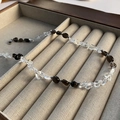 Collana di perline asimmetrica con cristalli trasparenti e pietre di ossidiana scura - Collana di perle in acciaio al titanio