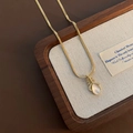 Collar de cadena de serpiente dorada con colgante de hoja e incrustación de nácar - Estilo Hoja de Concha Blanca (1-2-12)