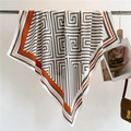 Detail eines 90cm Seidenschals mit geometrischem Muster und orangefarbenem Kontrastrand - 94x90cm / Orange Grau Weiß Geometrischer Mäander Stil (FV9-1)