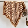 Details des gestreiften Seiden-Viereckschals mit Premium-Fall und geometrischer Textur - 94x90cm / Braun Beige Kaffee Geometrischer Mäander Stil (FV9-2)