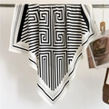 Detailaufnahme von gestreiften Seidenquadrattuch mit schwarz-weißen griechischen Mustern - 94x90cm / Schwarz Weiß Geometrischer Mäander Stil (FV9-3)