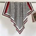 Detailansicht eines Seidenschals mit geometrischem Labyrinth-Muster und rotem Rand - 94x90cm / Schwarz Weiß Rot Geometrischer Mäander Stil (FV9-4)