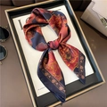 Dunkelblaues Twill-Seidentuch mit rotem Pfingstrosen-Blumenmuster auf einem Tablett - Dunkelblaues Pfingstrosenmuster (FJX5-1) / Großer quadratischer Schal-Stil