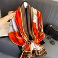 Grande foulard in raso con stampa a catena arancione e marrone appeso a gruccia - Arancione Blocco di Colore Nautico (XL142-1)
