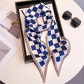 Dettaglio di foulard sottile a scacchi blu e bianco su rivista e vassoio nero - Scacchiera Blu Notte e Bianco (LE-129)