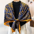 110cm Seidenschal mit marineblauem und orangefarbenem Ethno-Muster als Halstuch - Dunkelblau und Orange Ethno-Stil (FE129-1)
