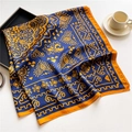 Sciarpa in seta blu e arancione con motivi bohémien su sfondo bianco strutturato - Totem Etnico Blu Arancione (FE129-1)