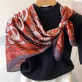 Sciarpa in seta con stampa paisley rosso ruggine e marrone su un maglione nero - Stampa Paisley Vintage (FM189-1)