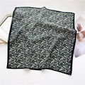 Flat lay di un foulard in seta vintage con piccoli fiori bianchi su fondo scuro - Verde Scuro con Fantasia Floreale Crema (FR40-2)